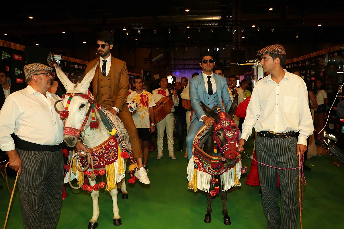 Shahid Kapoor and Farhan Akhtar make a grand entry on the green carpet, riding on two donkeys. (Photo: Yogen Shah)