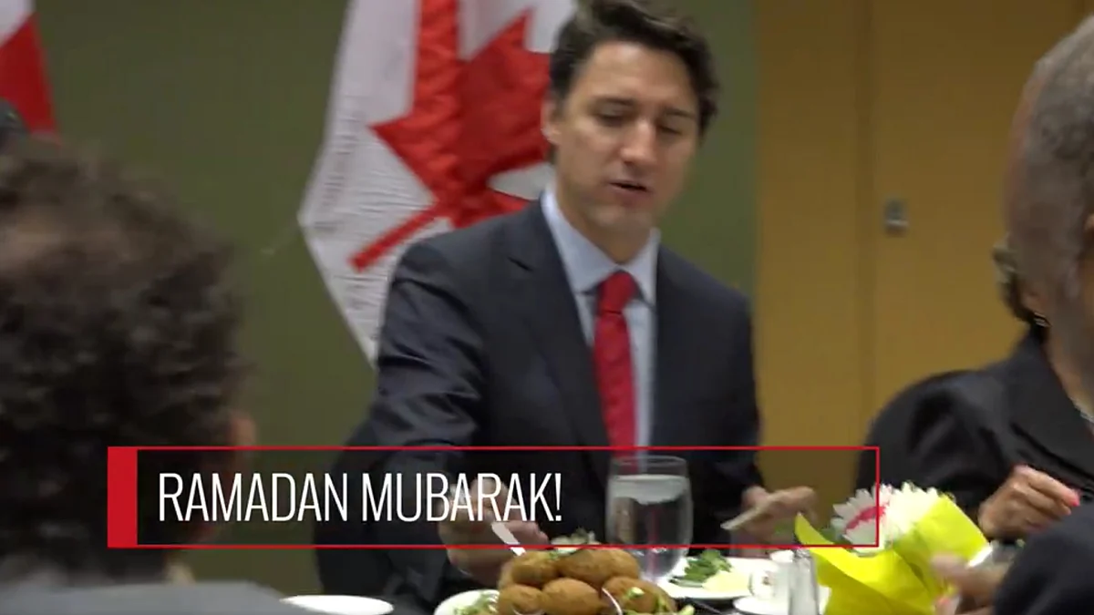 Justin Trudeau breaks the first roza of Ramzan on 7 June. (Photo Courtesy: <a href="https://twitter.com/JustinTrudeau/status/740223703946924032">Twitter.com/@JustinTrudeau</a>)