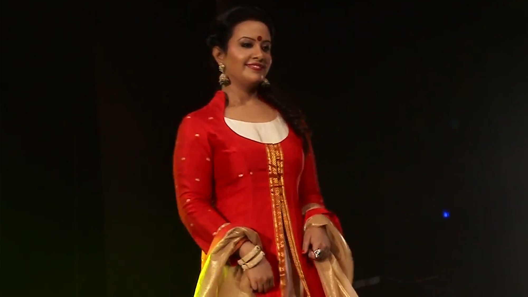 Amruta Fadnavis on the ramp as show-stopper wearing a Paithani weave long kurti. (Photo: YouTube screengrab)