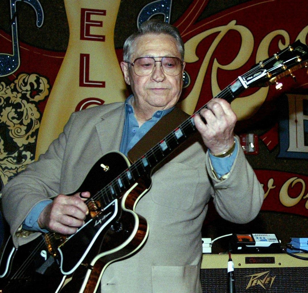 Elvis Presley’s first guitarist, Scotty Moore, died at 84 at his residence in Nashville, Tennessee.