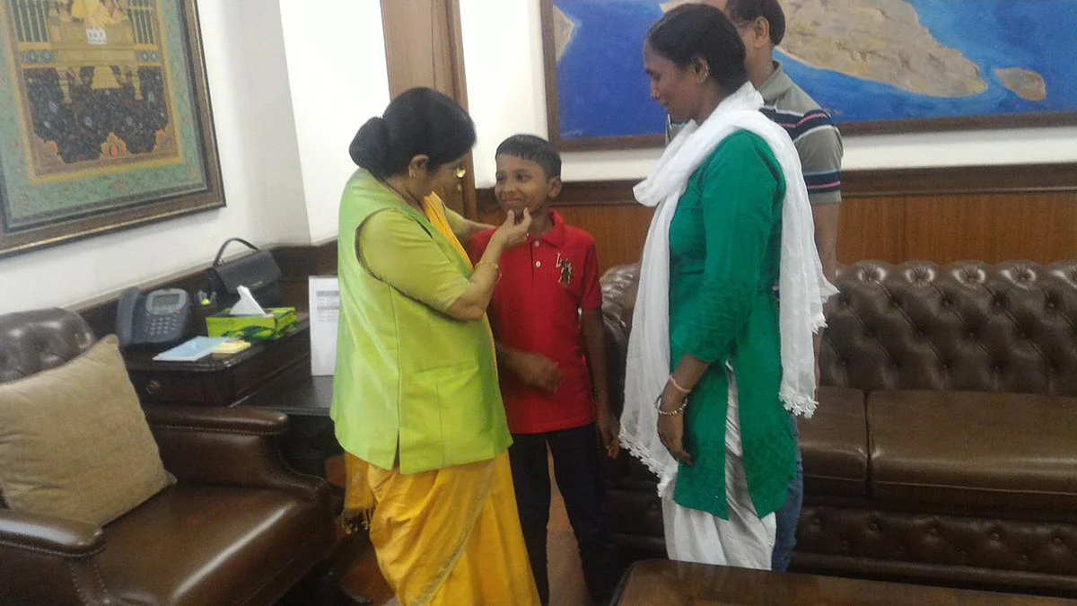 Sonu (6) with parents and External Affairs Minister Sushma Swaraj (left) in Delhi on Thursday, 30 June 2016. (Photo Courtesy: <a href="https://twitter.com/MEAIndia/status/748446952665276416">Twitter.com/@MEAIndia</a>)