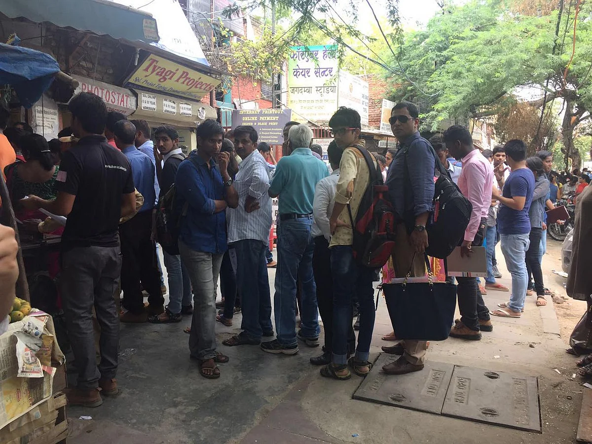Students line-up around photocopy shops near the Ramjas College in Delhi on thursday, 30 June 2016. (Photo: <b>The Quint</b>)