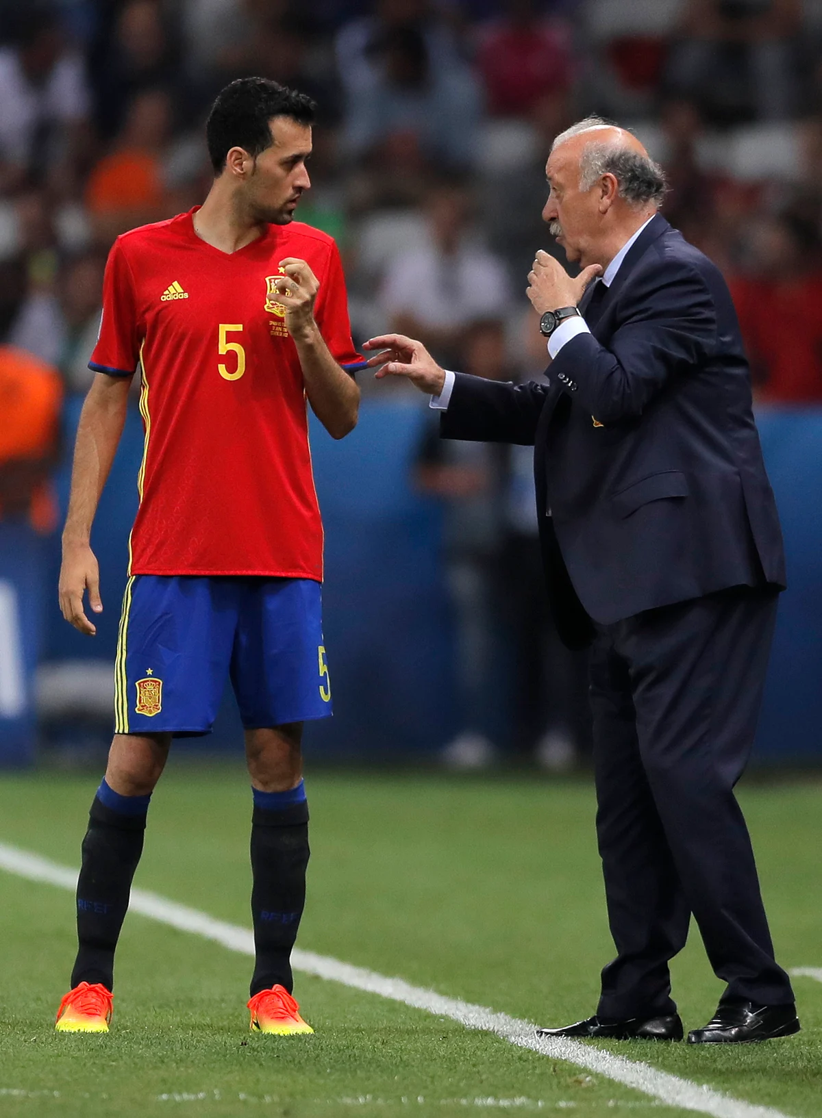 Spain coach Vicente del Bosque talks to Spain’s Sergio Busquets during the Euro 2016. (Photo: AP)