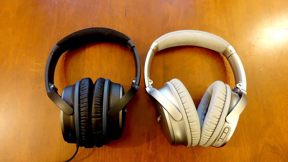 Bose QC25 and the Bose QC35 - little to tell them apart. (Photo: <b>The Quint</b>/<a href="https://twitter.com/2shar">@2shar</a>)