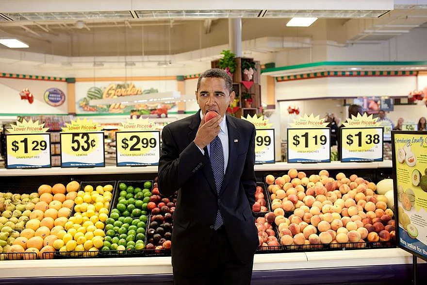 Barack Obama eats a nectarine following a town hall meeting at Kroger’s Supermarket in Bristol, Virginia. (Photo: Pete Souza/<a href="https://www.facebook.com/denizenmagazine/posts/1223970610947090">Facebook</a>)