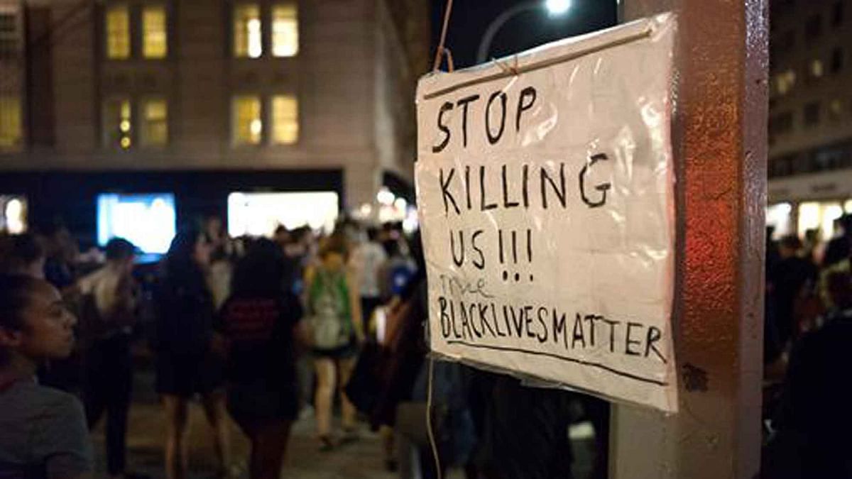 Four snipers  gunned down 5 police officers at a Dallas rally protesting the killing of black men in the US.