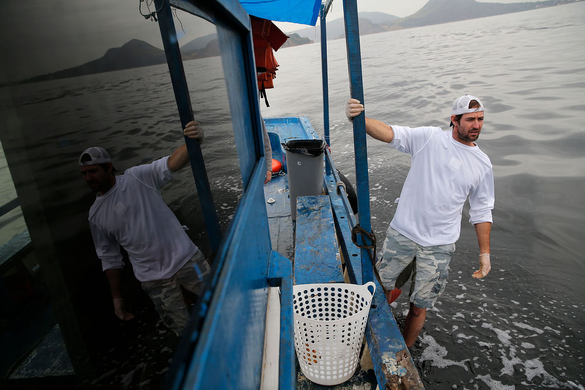 A USA based sailor cleaned the trash at a  Guanabara bay in Rio ahead of the Olympics Games.