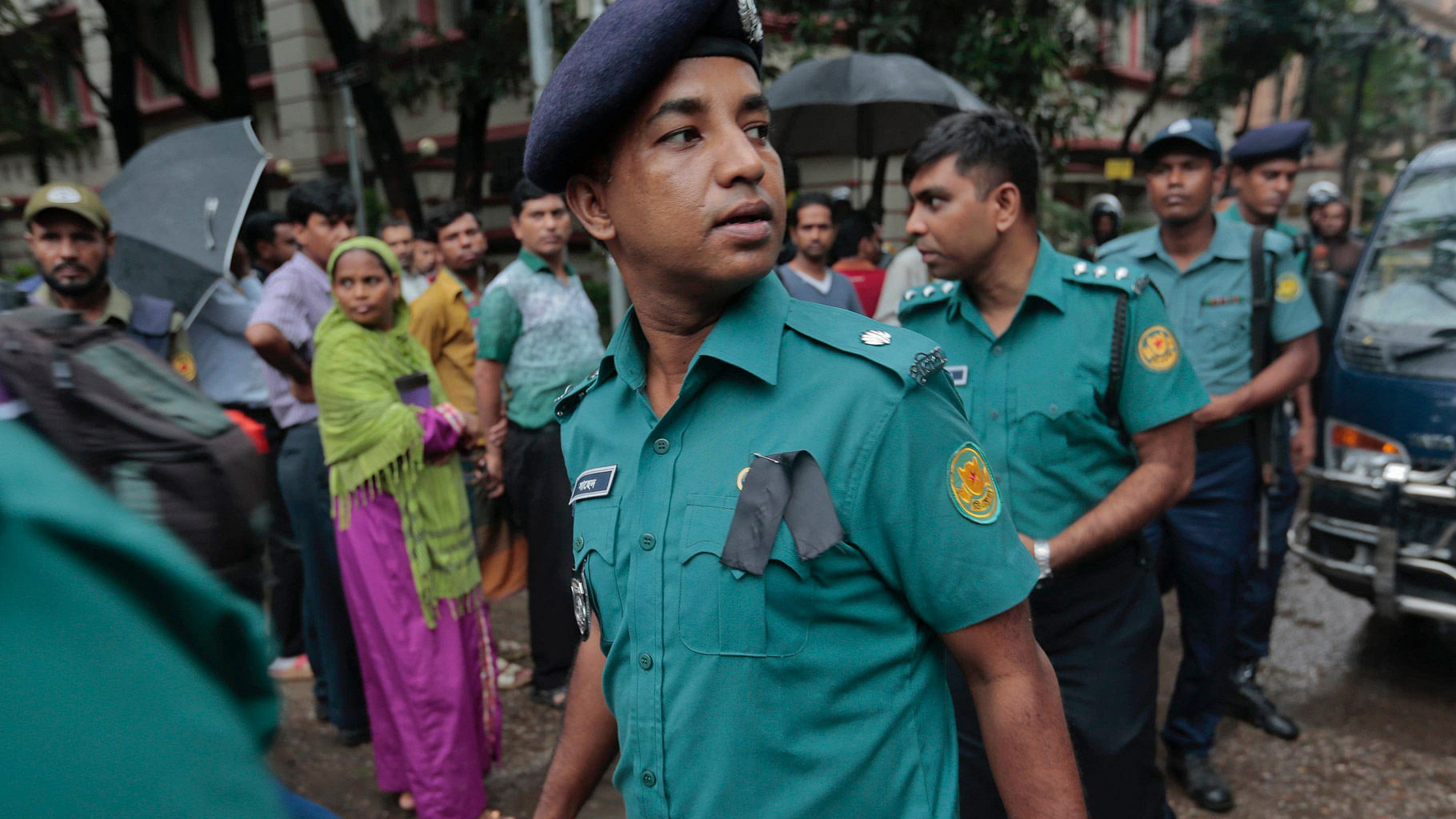 

Bangladeshi policemen  wear black badges on the first of two days of national mourning for the victims of the attack on the Holey Artisan Bakery in Dhaka,   July 3, 2016. (Photo: AP)