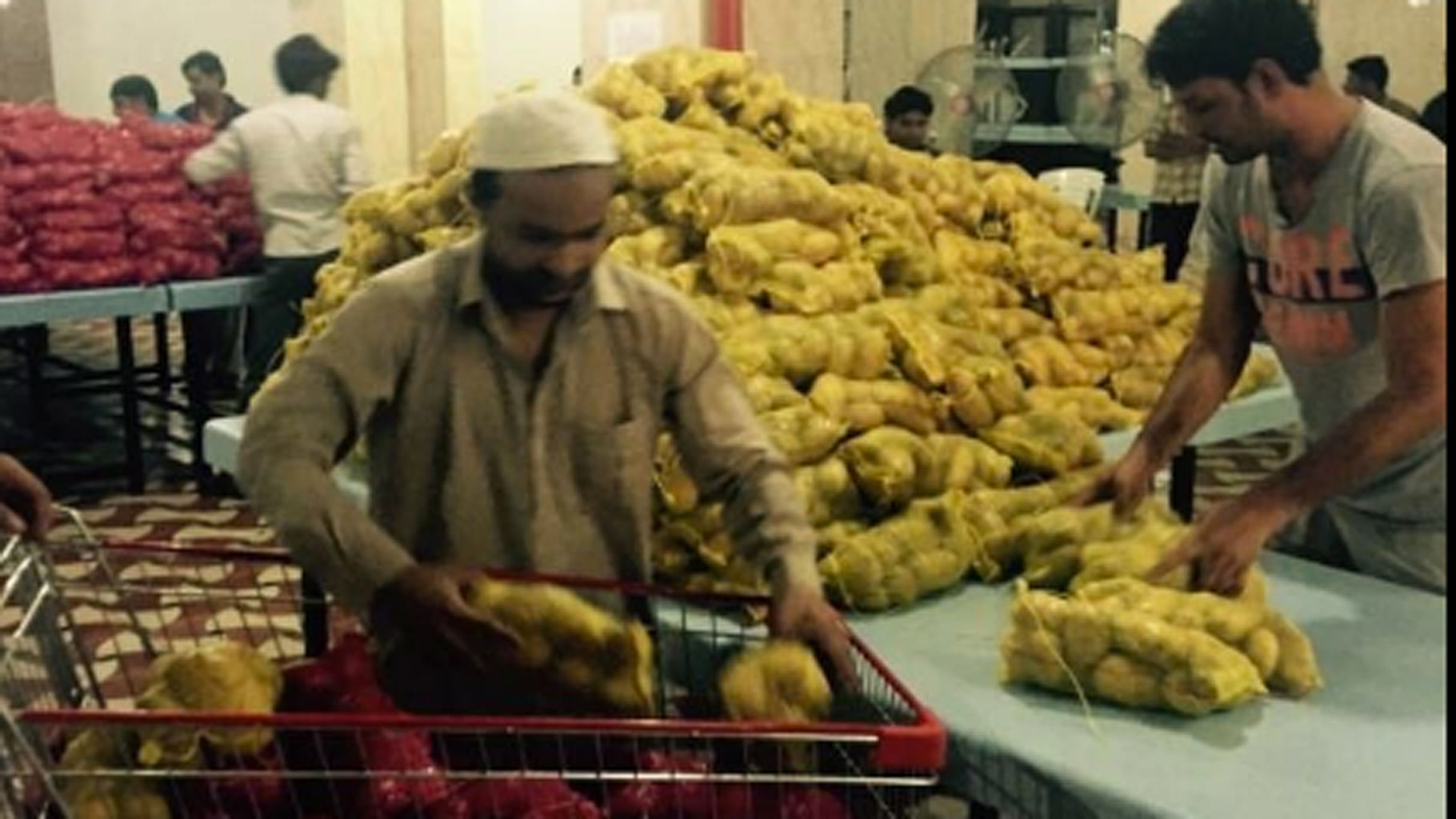 Indians receive food aid from Indian Consulate in Jeddah, Saudi Arabia. (Photo Courtesy: Twitter/<a href="https://twitter.com/CGIJeddah/media">@CGIJeddah</a>)