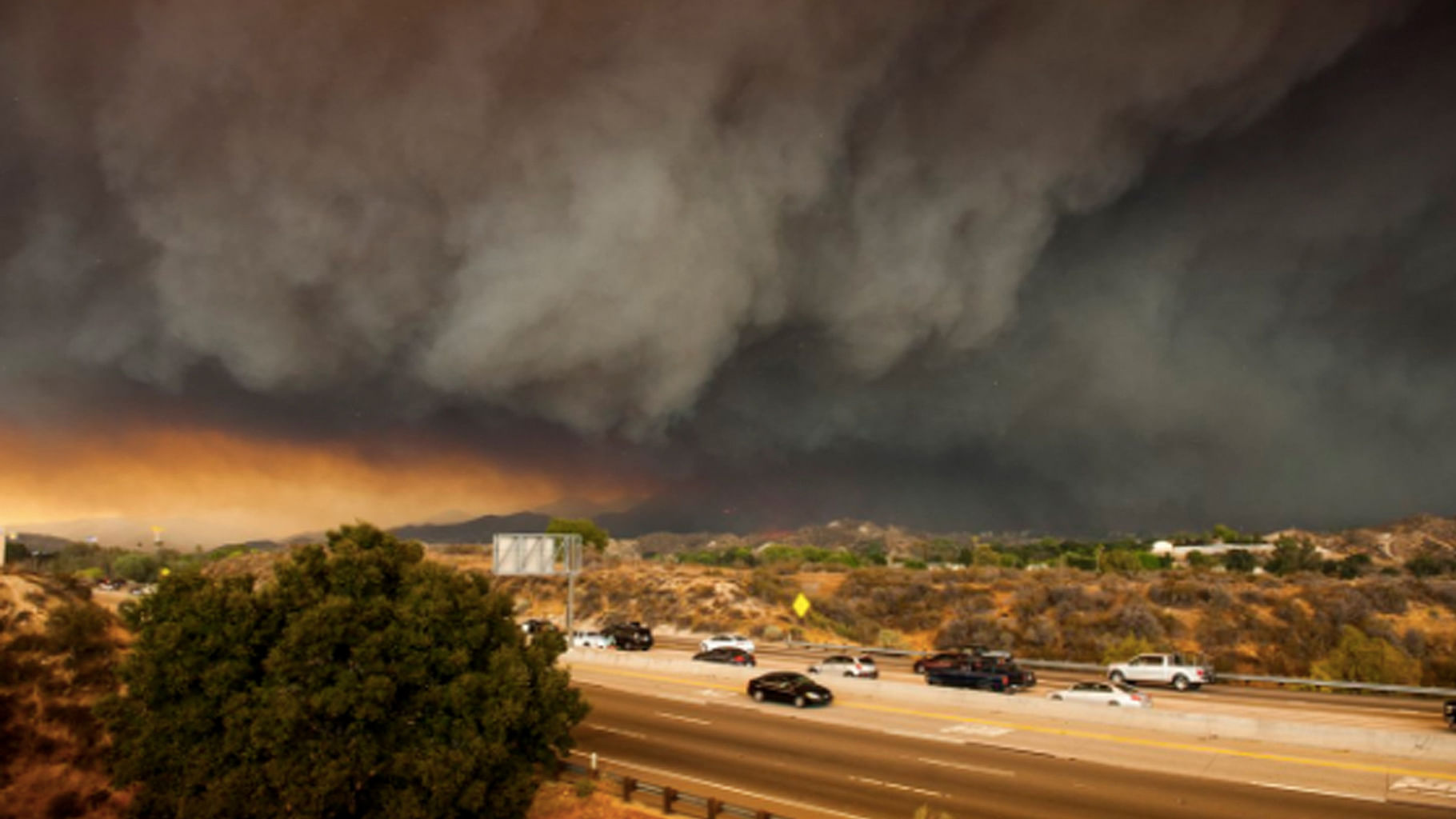 The California sand fire has spread to more than 20,000 hectares, as of Saturday, 23 July, 2016. (Photo courtesy: Twitter/<a href="https://twitter.com/SCVSignal/status/757030613341708289">SCV Signal</a>)