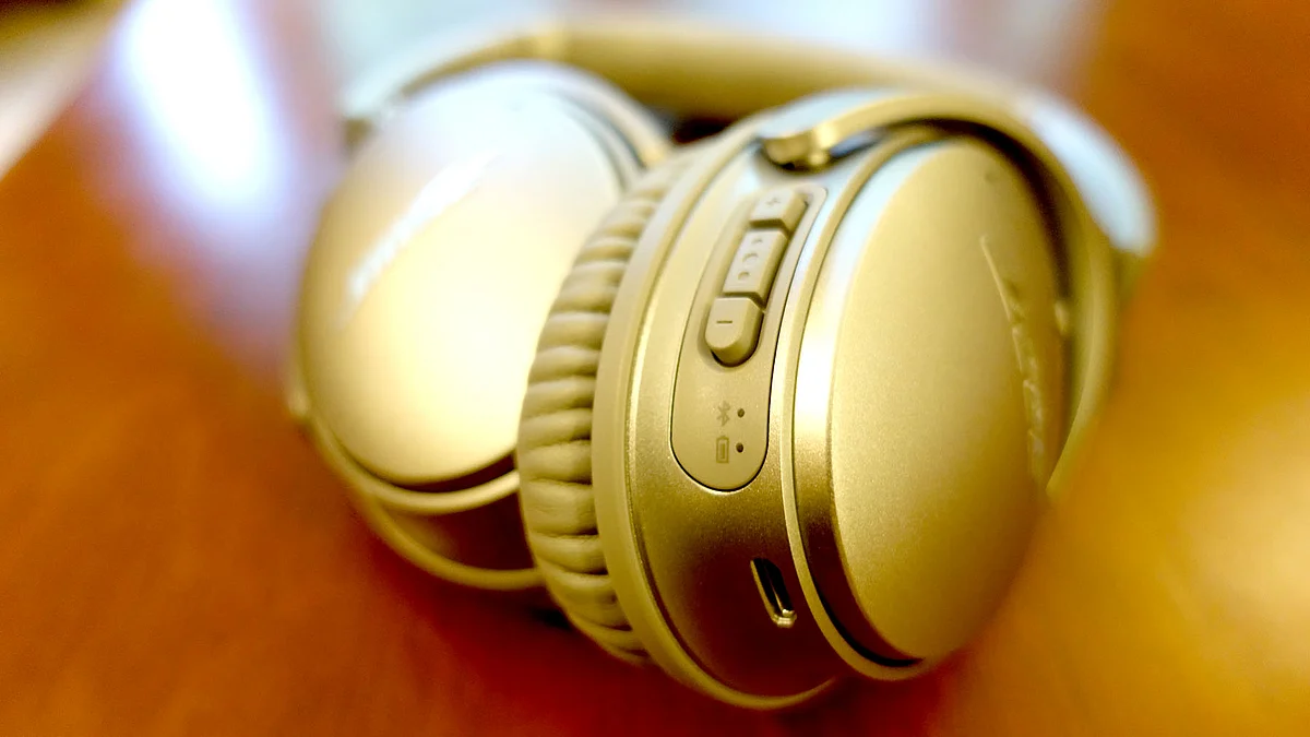 Bose QC35 battery and Bluetooth indicators. (Photo: <b>The Quint</b>/<a href="https://twitter.com/2shar">@2shar</a>)