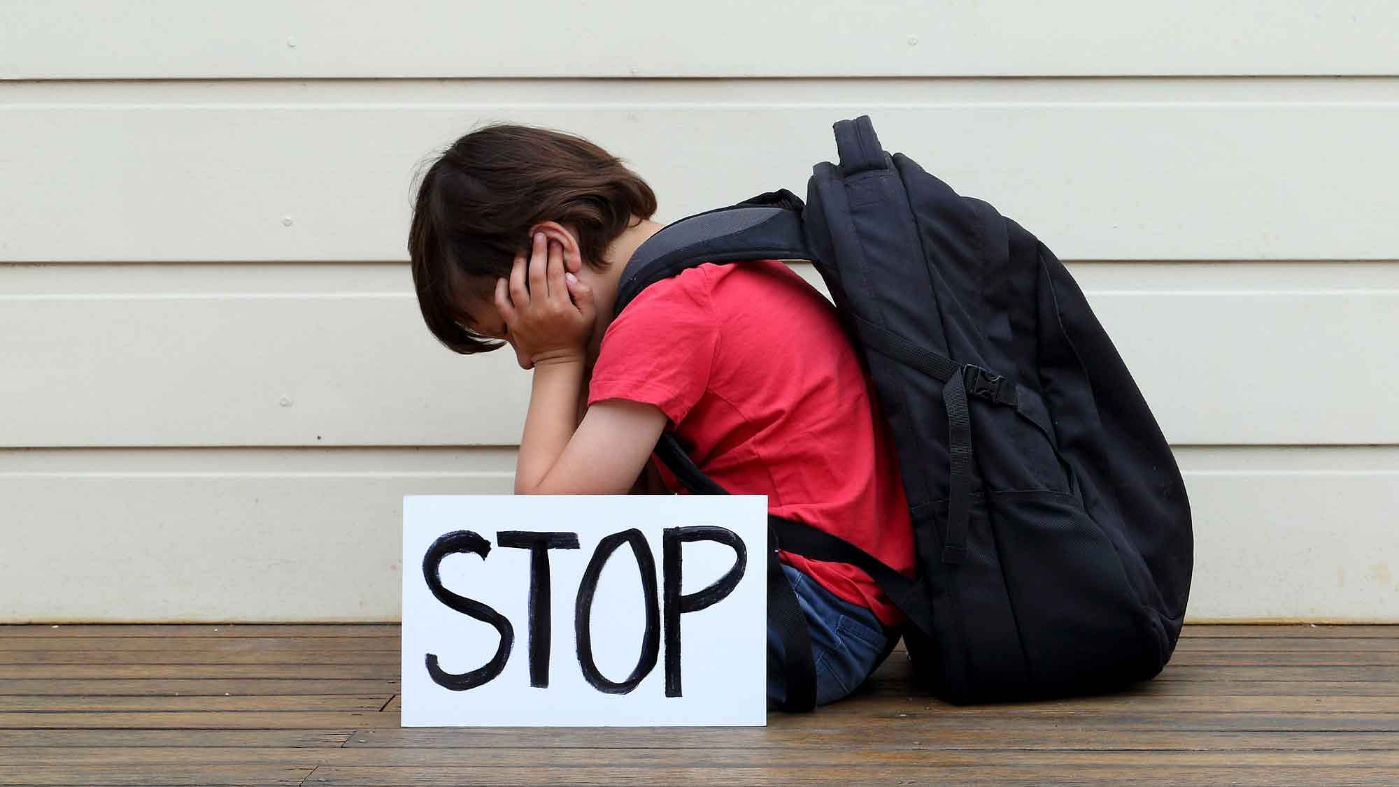 Stop school. Стоп буллинг в школе. Буллинг в школе и жертва. Ребенок жертва буллинга. Словесная травля в школе.