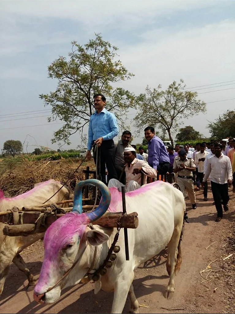 Tukaram Mundhe during a field visit in Solapur in March 2016. (Photo Courtesy: <a href="https://www.facebook.com/ShriTukaramMundhe/photos/a.670436066424595.1073741828.669984786469723/763051013829766/?type=3&theater">Facebook/Tukaram Mundhe</a>)