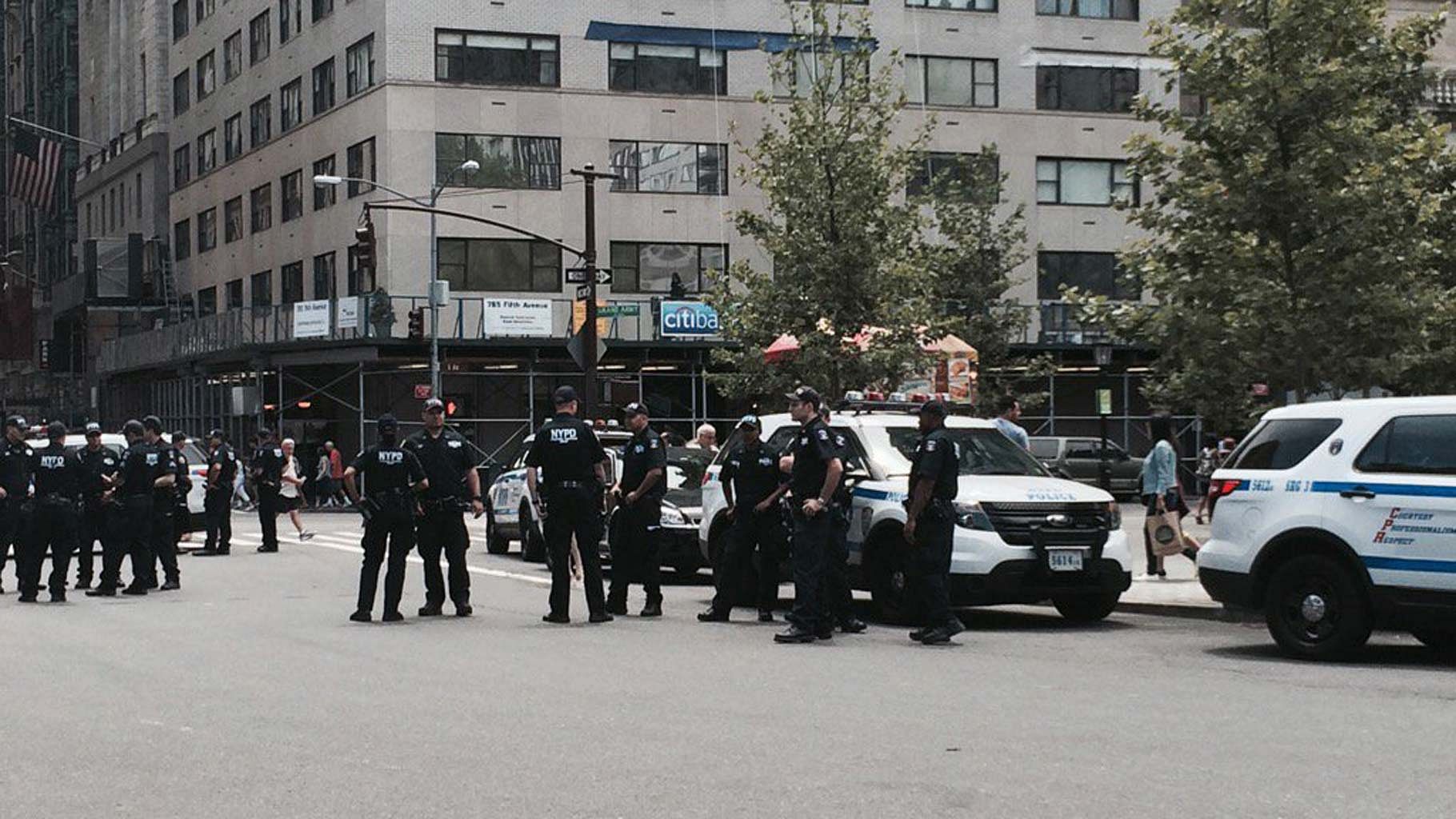 Security outside the site of explosion at Central Park in New York on Sunday. (Photo Courtesy: <a href="https://twitter.com/Lori4NY/status/749640760396513285/photo/1">Twitter.com/@Lori4NY</a>)