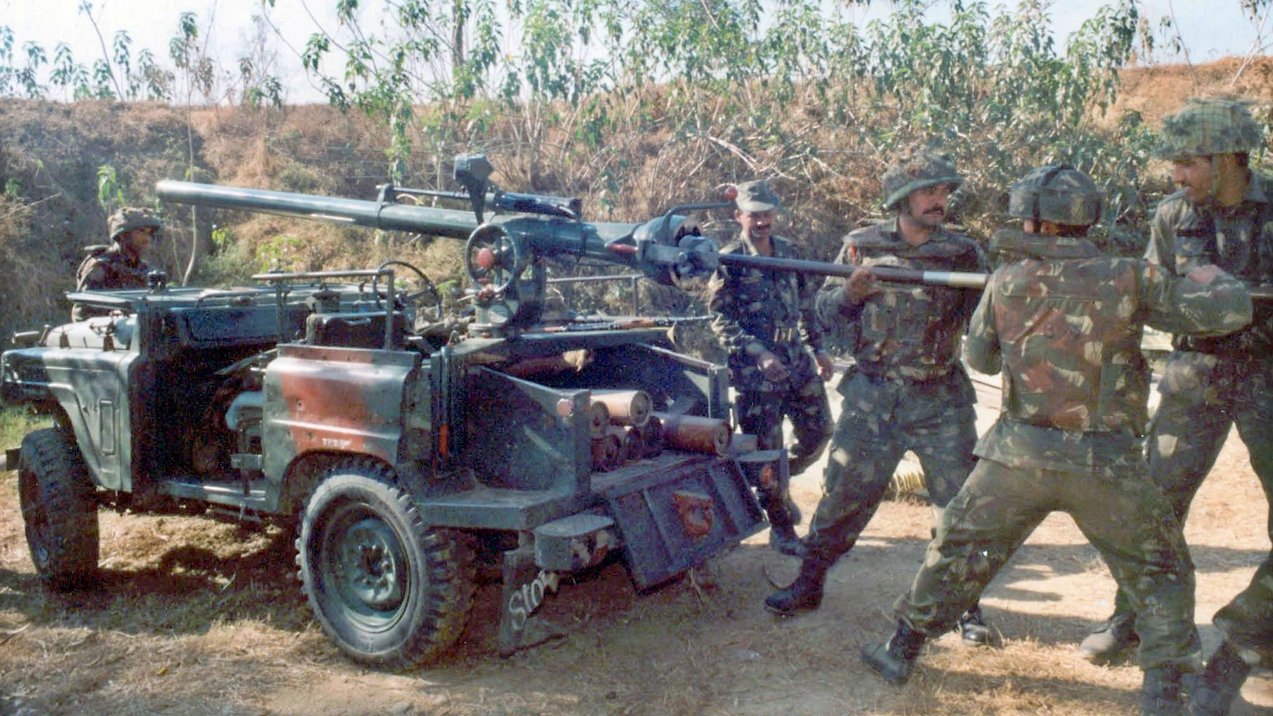 Indian soldiers clean medium-range mobile cannon in Samba sector 55
km (34 miles) south of Jammu, 28 December 2001. (Photo: Reuters)
