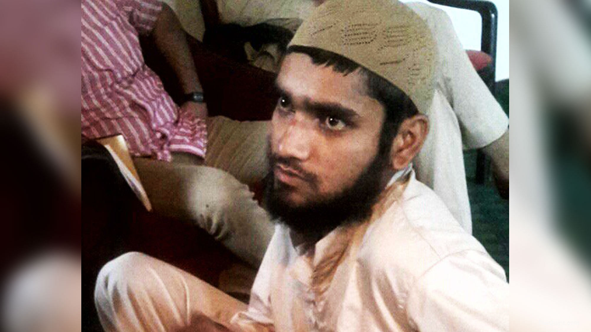 Bahadur Ali, the LeT militant captured in Kupwara, Kashmir on Tuesday, 26 July 2016. (Photo Courtesy: Twitter/<a href="https://twitter.com/manakgupta/status/758496493871345665">@manakgupta</a>/altered by <b>The Quint</b>)