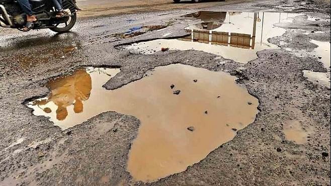 

The not-so-durable material used to fill potholes will only make a hole in taxpayers’ pockets without a lasting results. (Photo: <b>The Quint</b>)