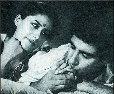 Raj Babbar and Smita Patil. (Photo: Twitter/<a href="https://twitter.com/search?q=Raj%20Babbar%20Smita%20Patil&src=typd">Shemaroo</a>)