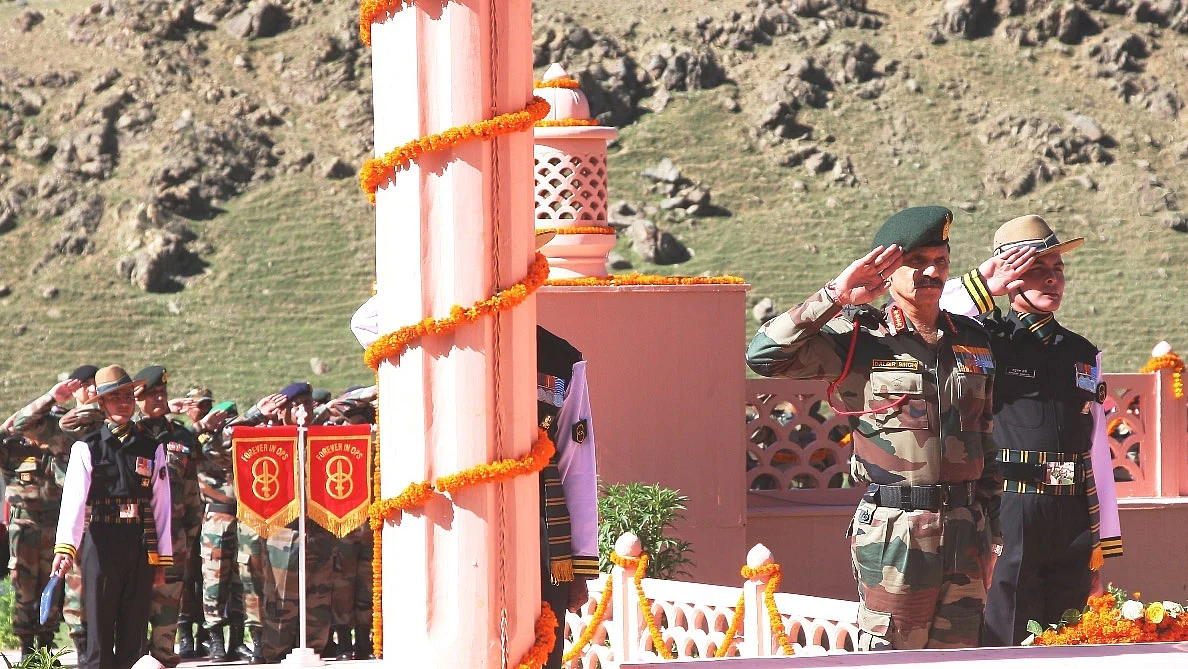 Chief of Army Staff General Dalbir Singh pays homage to Kargil martyrs on the occasion of Vijay Diwas at Kargil War Memorial in Drass on July 25, 2015. (Photo: IANS)