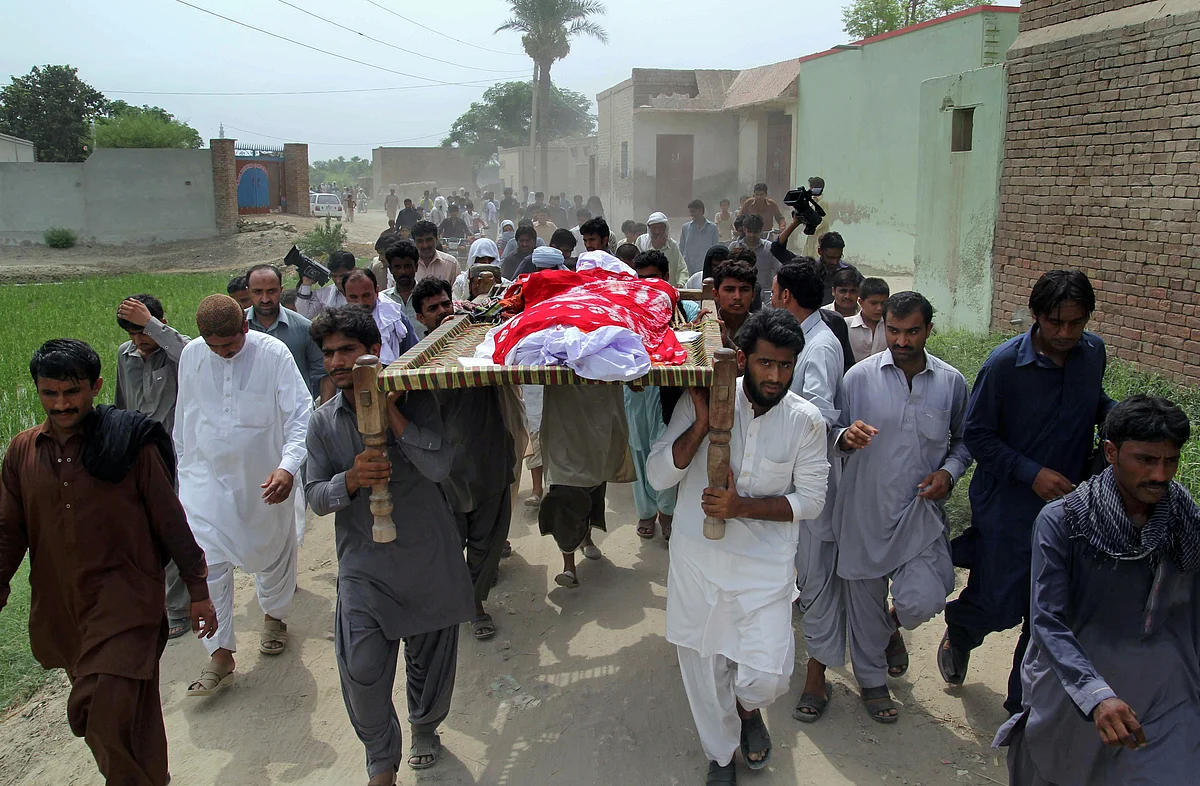 Qandeel Baloch’s body being carried by relatives. Qandeel a social media celebrity, was strangled to death on 16 July, by her brother. (Photo: AP)