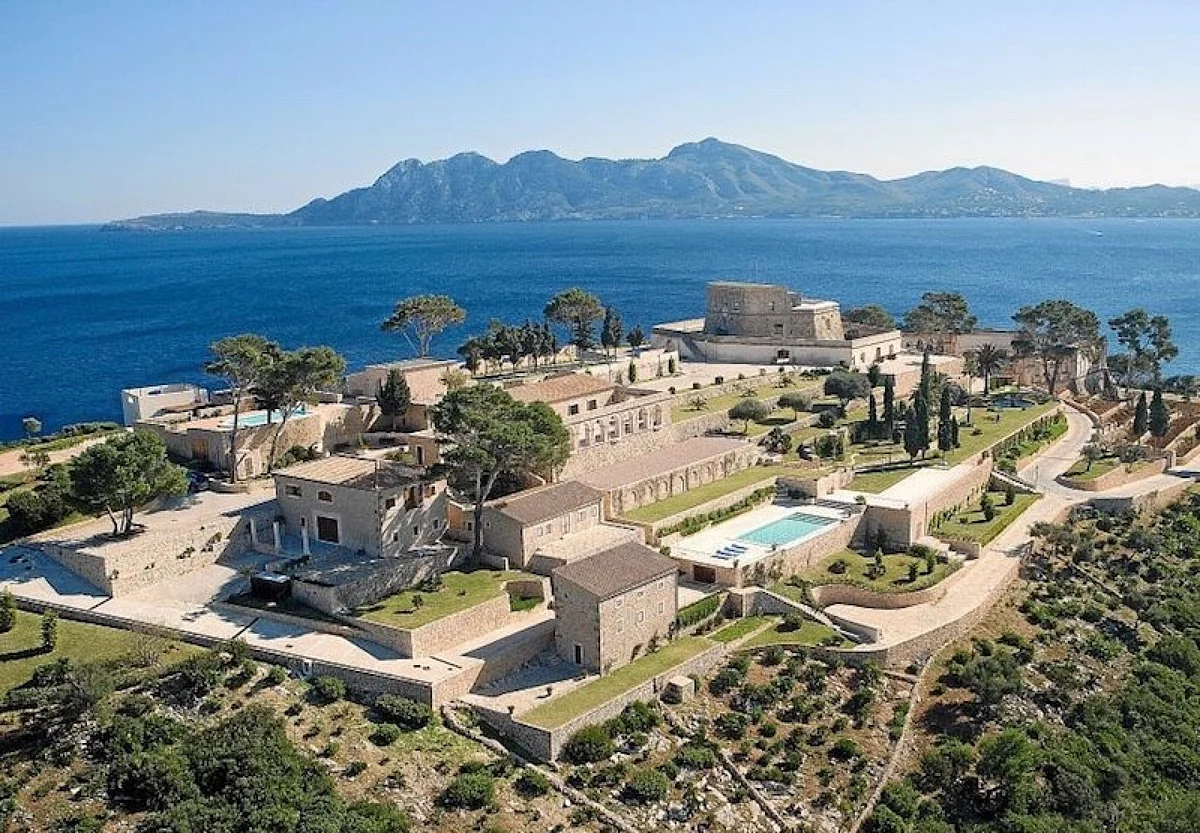 A still from the mini-series shows the stunning Mallorca property that is Richard Roper’s home.