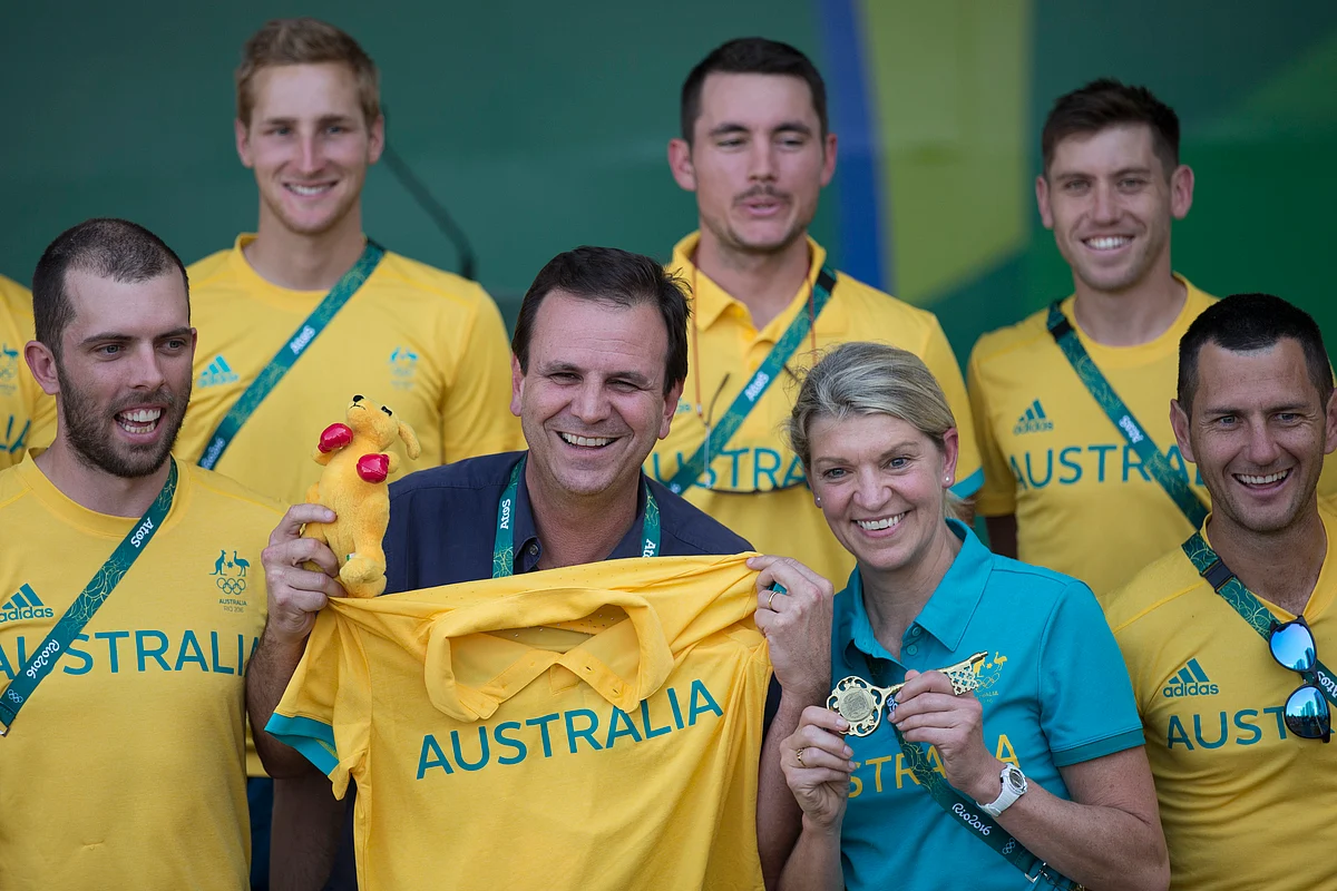 Rio Manager Eduardo Paes with members of the Australian contingent. (Photo: AP)