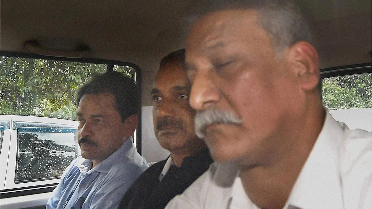 Former Delhi Principal Secy Rajendra Kumar (Centre) was granted bail by CBI court on 26 July 2016. (Photo: PTI)