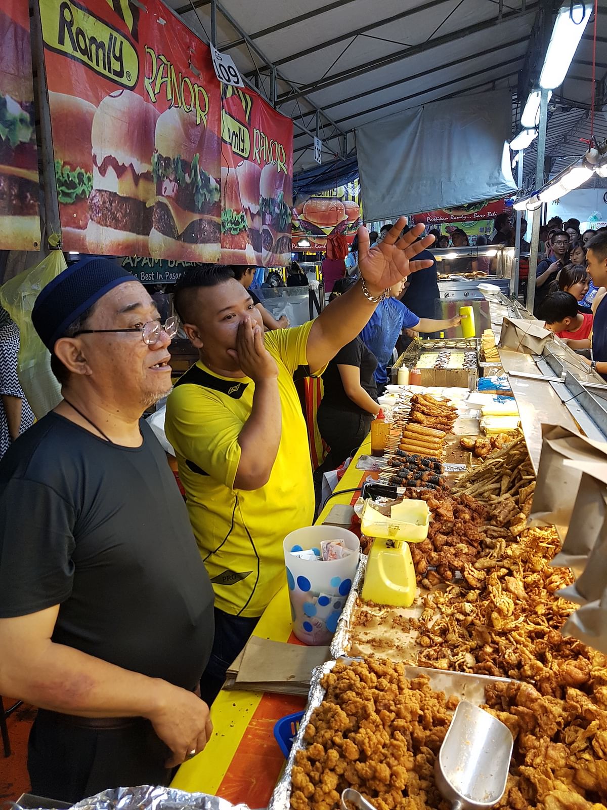 How I spent the eve of Eid in the scrumptious food market of Singapore – a city that is a melting pot of cultures.