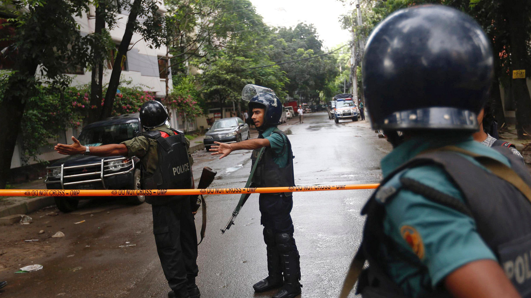 

Bangladeshi policemen clear out an area to facilitate action against  militants who struck at the heart of Bangladesh’s diplomatic zone on Friday night, in, Dhaka, 2 July 2016. (Photo: AP)