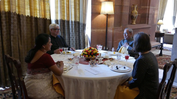 Writer Amitav Ghosh and wife Deborah Baker enjoy a meal with the President and his daughter. (Photo: Twitter/<a href="https://twitter.com/GhoshAmitav/status/752473413118140417/photo/1?ref_src=twsrc%5Etfw">Amitav Ghosh</a>)