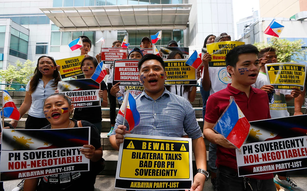 File photo of protesters shouting slogans while displaying placards outside the Chinese Consulate in protest of China’s occupation and island-building in the disputed Spratlys islands in the South China Sea. (Photo: AP)