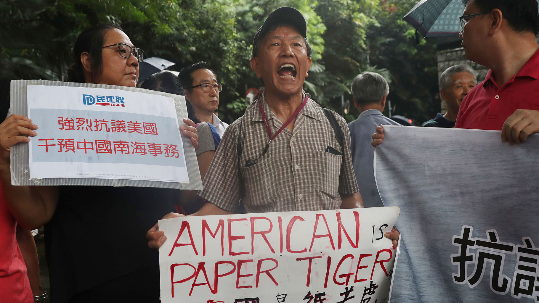 Pro-Beijing protesters shout slogans against the United States supporting an international court ruling of the South China Sea outside the US Consulate in Hong Kong. (Photo: AP)
