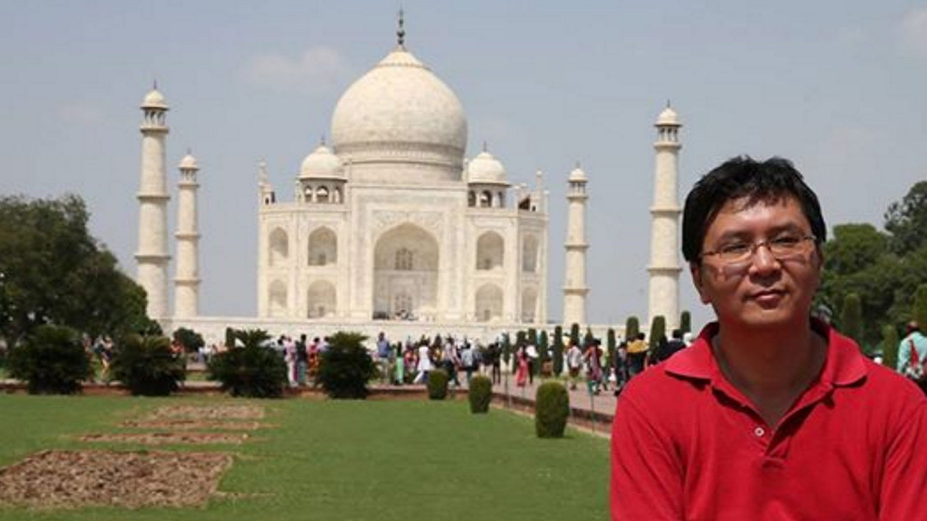 Wu Qiang at the Taj Mahal. (Photo Courtesy: <a href="https://www.facebook.com/photo.php?fbid=1085304138162624&amp;set=a.154551347904579.35497.100000491445680&amp;type=3&amp;theater">Facebook/Wu Qiang)</a>