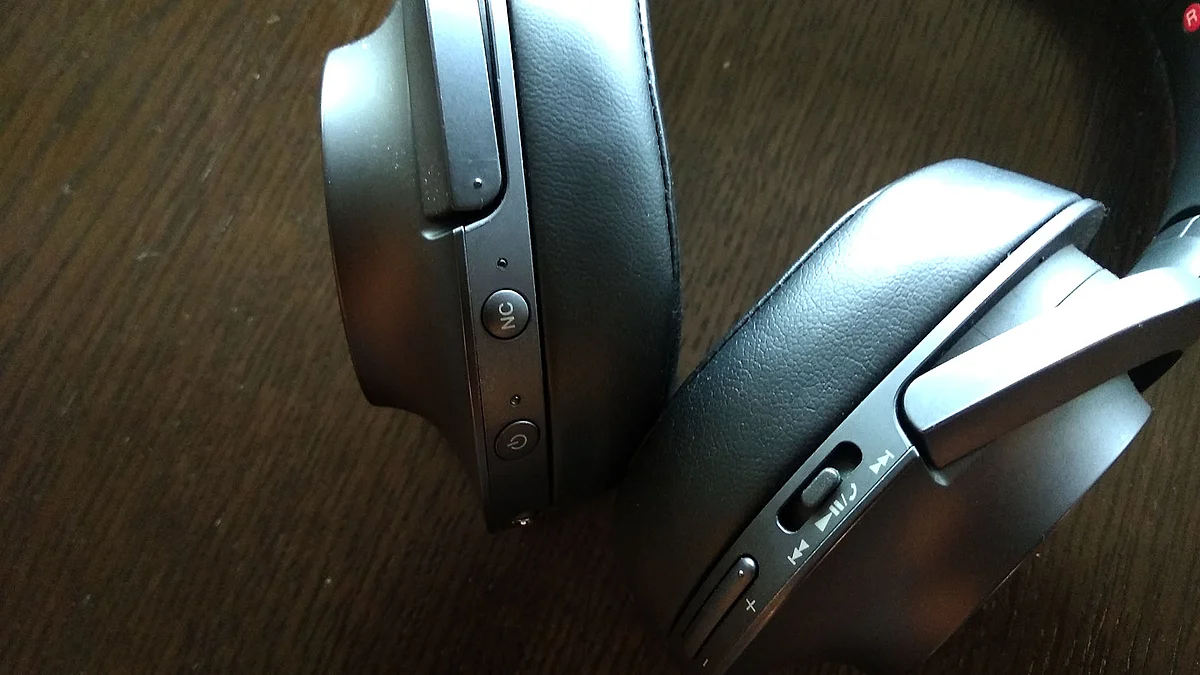 You can also take calls on the h.ear MDR-100abn headphone. (Photo: <b>The Quint</b>)