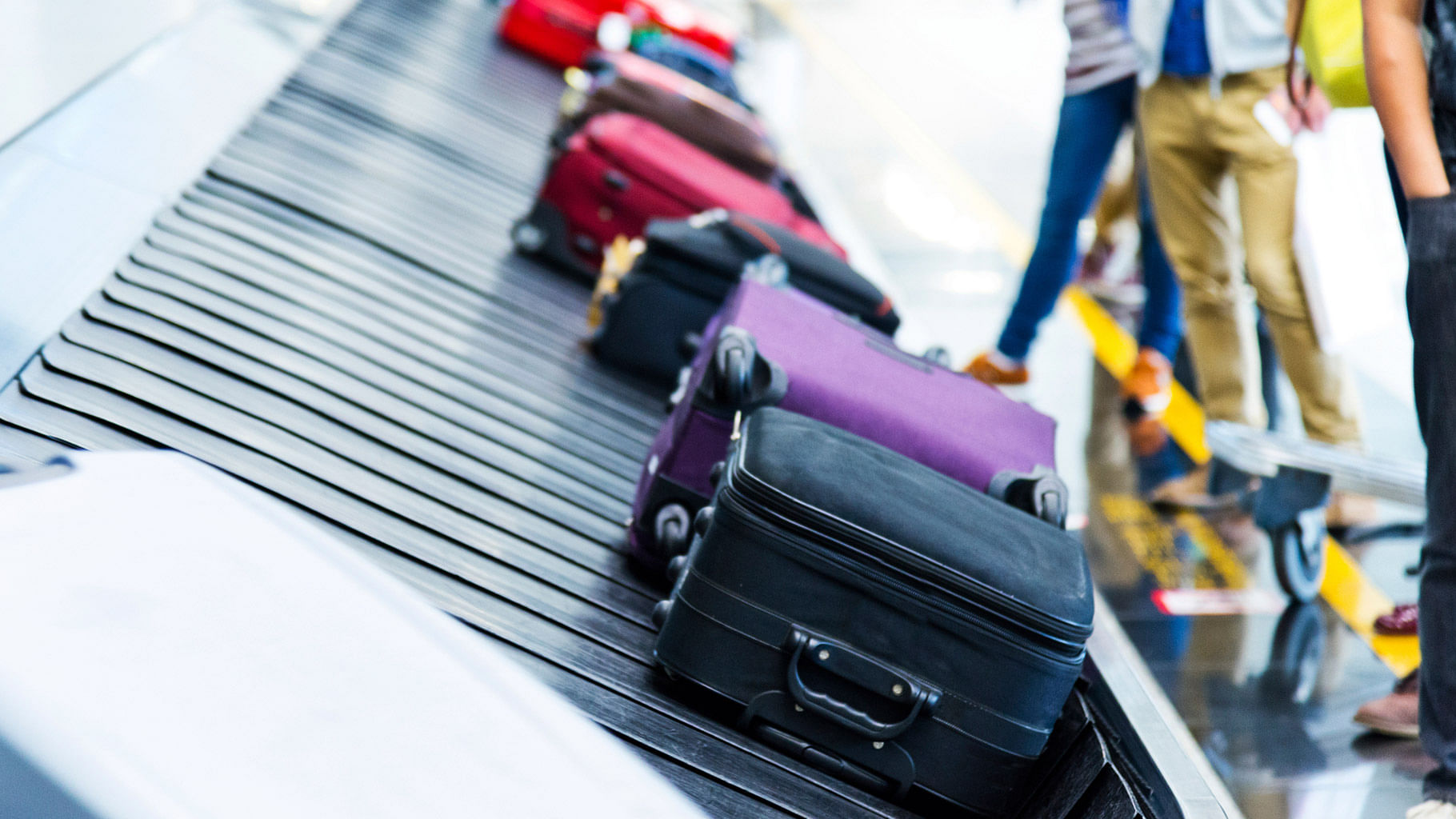All domestic airlines allow free checked-in baggage up to 15 kg. (Photo: iStockphoto)