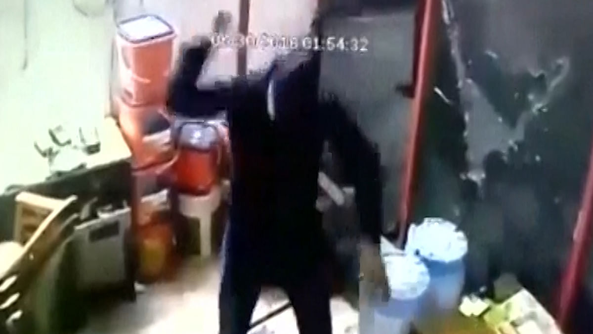 Petrol Pump in Ahmedabad Attacked by 12 Armed Men