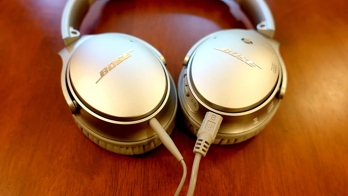 Bose QC35 - wires are optional, though you will need to charge from time to time (Photo: <b>The Quint</b>/<a href="https://twitter.com/2shar">@2shar</a>)