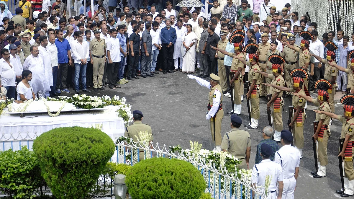 Kolkata Police present a gun salute to eminent writer and social activist Mahasweta Devi, at Rabindra Sadan during her funeral ceremony, Kolkata, 29 July 2016. 