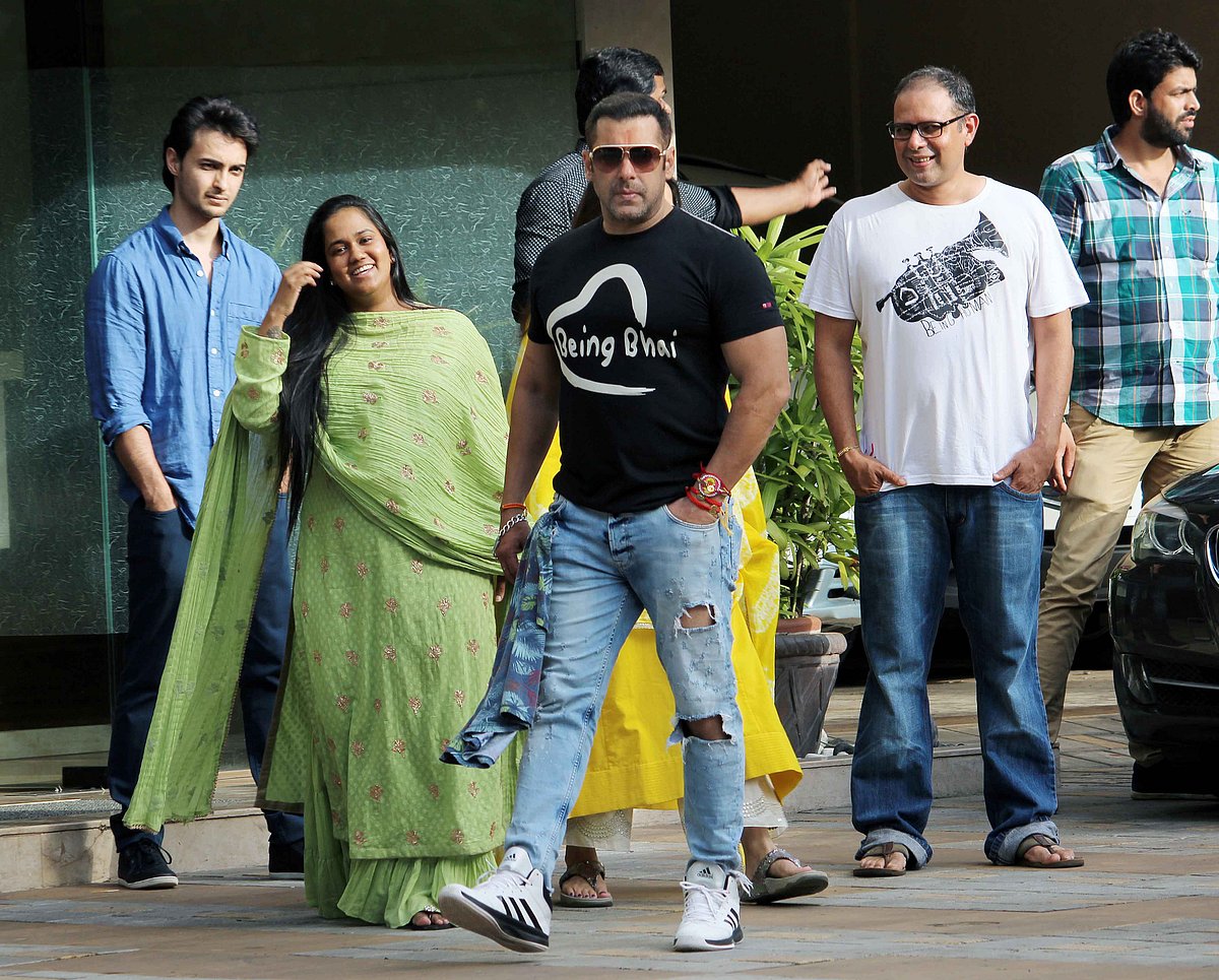 In Pics Salman Khan Celebrates Rakshabandhan With Family