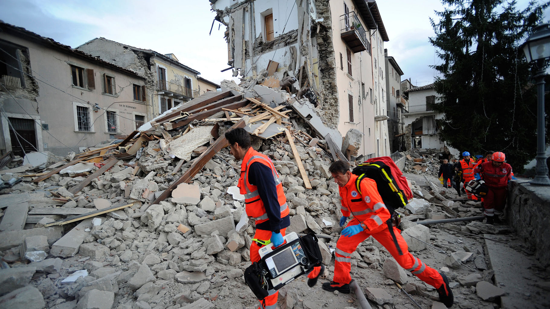 Rescuers search a crumbled building in Arcuata del Tronto, central Italy. (Photo: AP) 