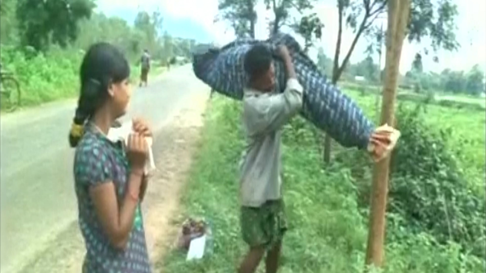 Dana Majhi with his daughter forced to carry his wife’s dead body. (Photo: ANI screengrab)