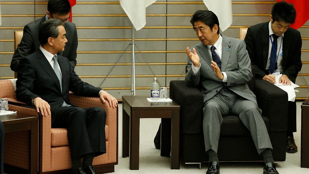

Japanese Prime Minister Shinzo Abe, (R) meets with Chinese Foreign Minister Wang Yi at the prime minister’s office in Tokyo, Japan,  24 August 2016. (Photo: AP)
