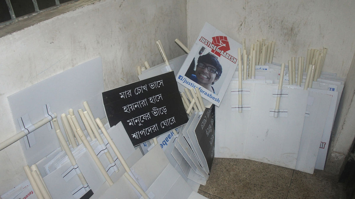 Posters and placards demanding justice for Aabesh in Kolkata. (Photo: Sujoy Dhar/ <b>The Quint</b>)