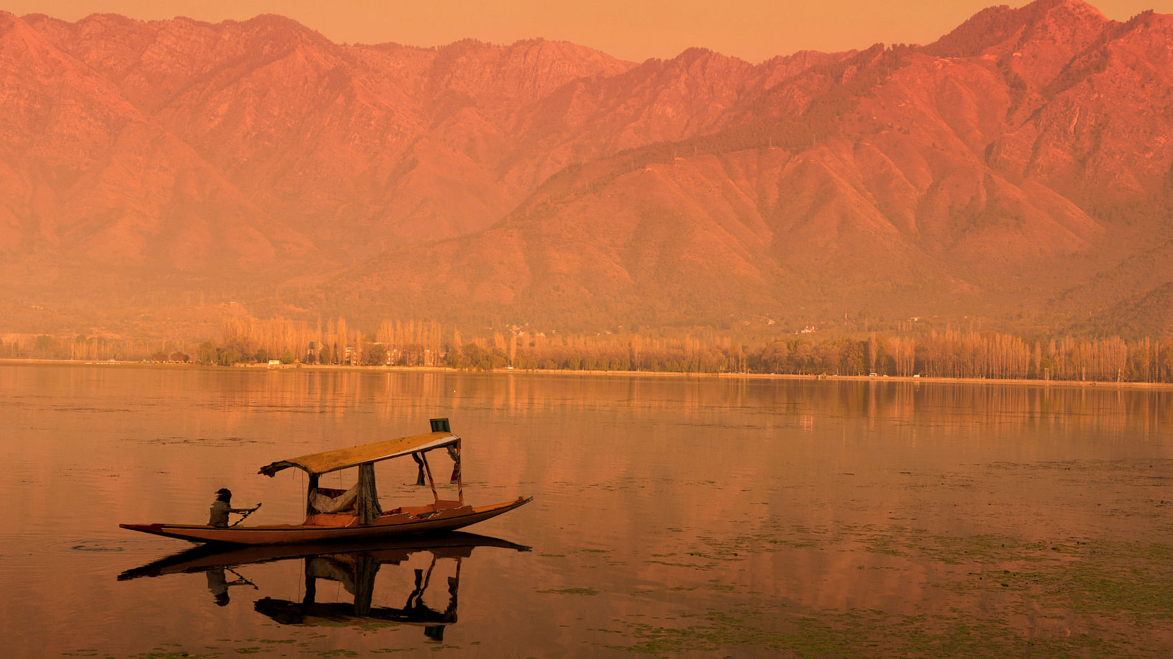 Sunset Dal Lake in Srinagar. (Photo: iStockphoto)