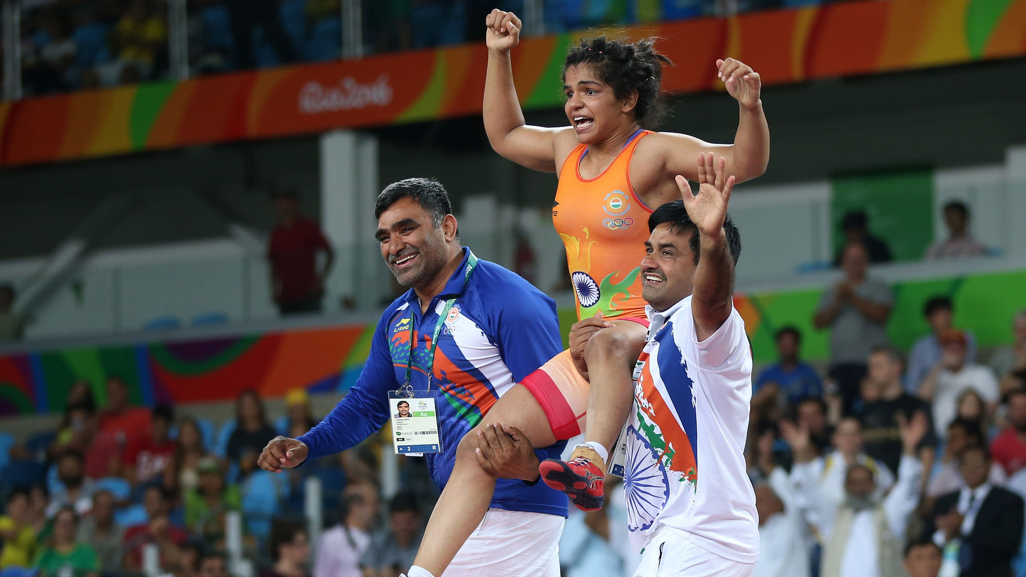 Sakshi Mallik celebrates post-victory at the rio Olympics. (Photo: <b>The Quint</b>)