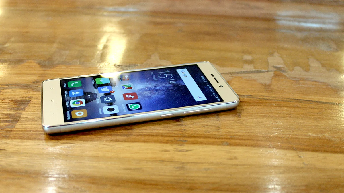 The phone feels light even with its big size battery. (Photo: <b>The Quint</b>)