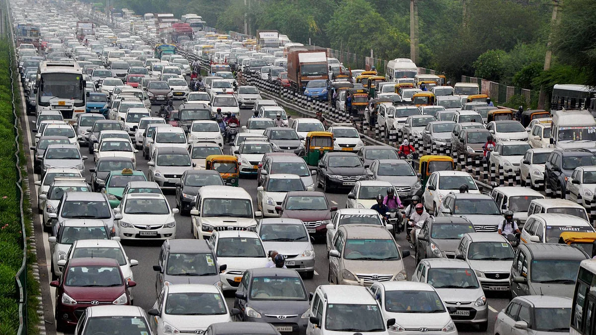Commuters stuck in heavy traffic jam. (Photo: <i>PTI</i>)