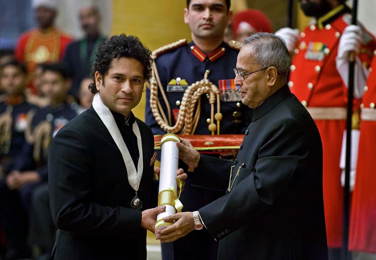 Sachin Tendulkar (L) receives the Bharat Ratna award from the President Pranab Mukherjee at the Rashtrapati Bhavan in New Delhi on 4 February 2014. 