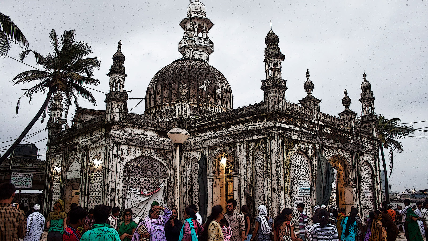 The Bombay High Court passed an ordering allowing the entry of women into the inner sanctum of the Haji Ali dargah in Mumbai. (Photo: iStock, Altered by <b>The Quint</b>)