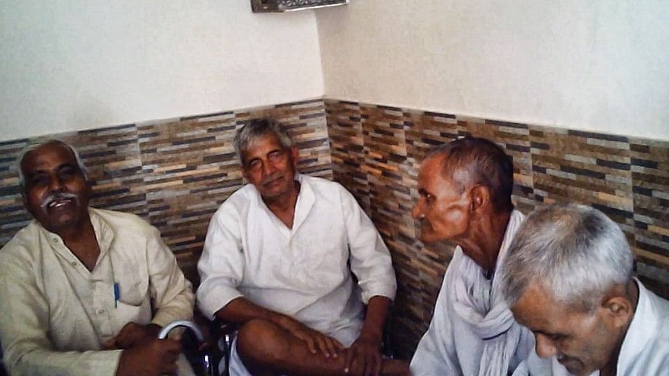 Prem Singh (second from left), the eyewitness who claims he saw Akhlaq and his family killing a calf. (Spycam Image:<b> The Quint</b>)